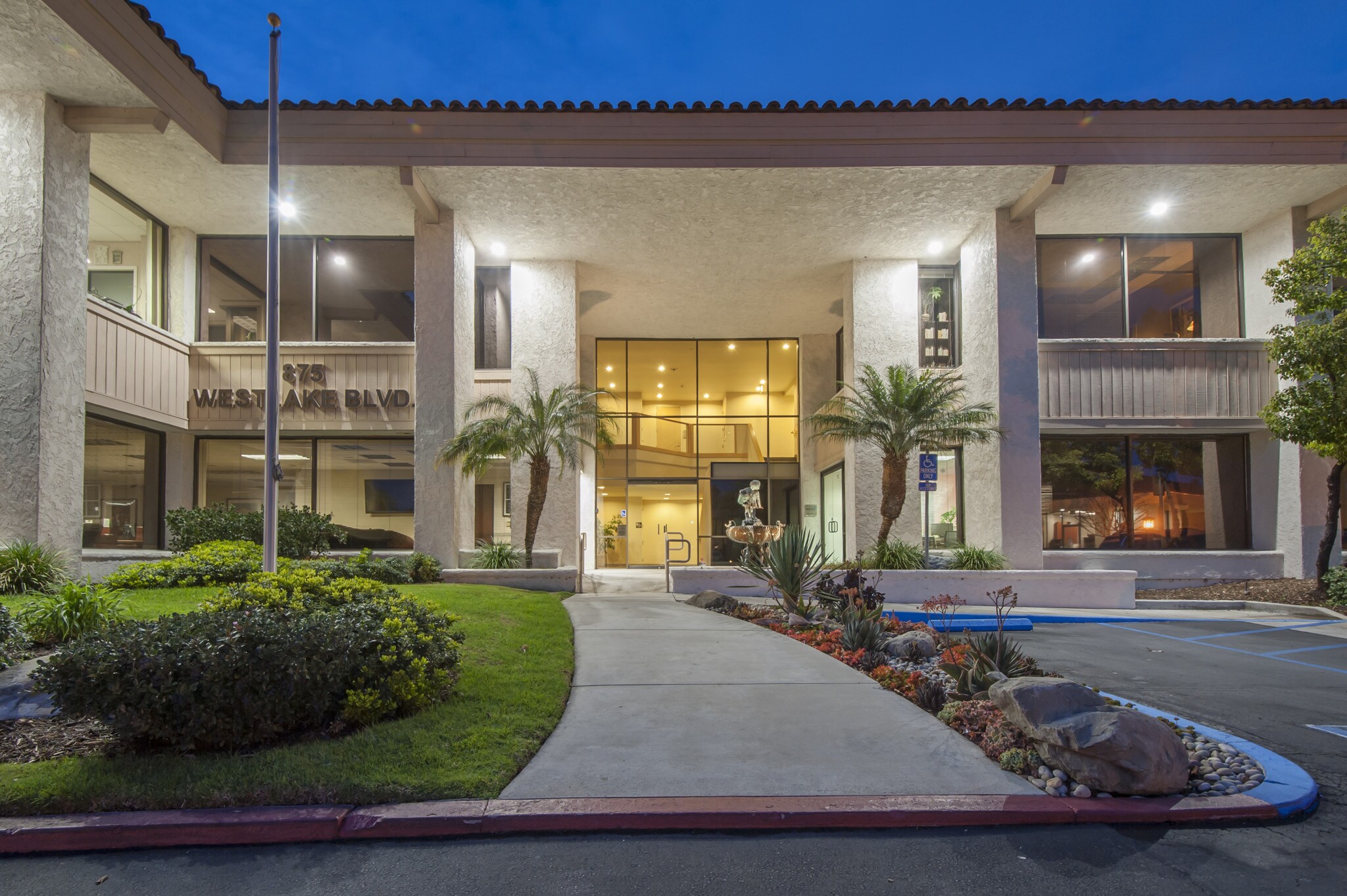 875 S Westlake Blvd, Westlake Village, CA à louer Photo principale– Image 1 sur 4