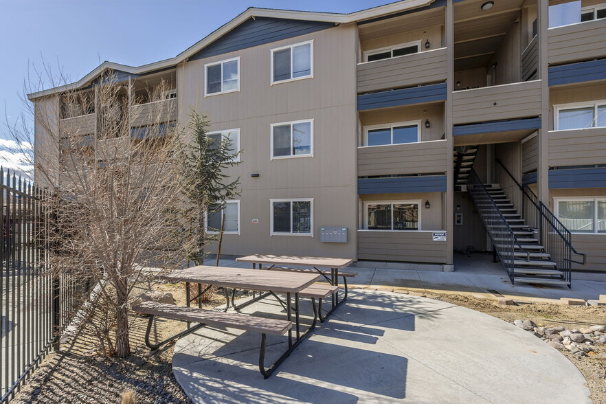 15 Gentry Way, Reno, NV à vendre - Photo de l’immeuble – Image 2 sur 19