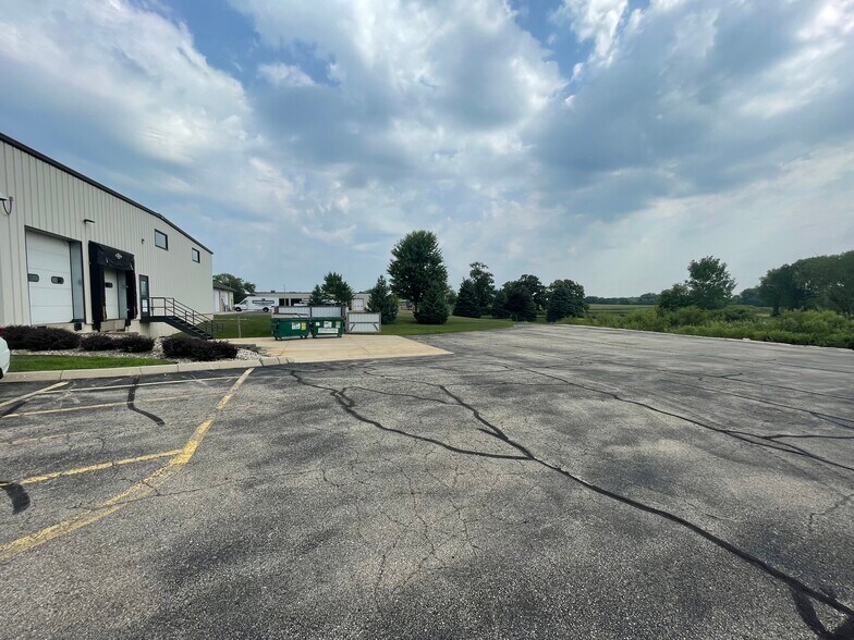 380 Business Park Cir, Stoughton, WI à louer - Photo de l’immeuble – Image 3 sur 10