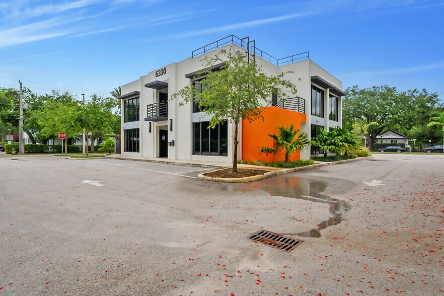 6330 Sunset Dr, South Miami, FL à louer - Photo de l’immeuble – Image 3 sur 40