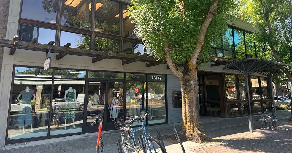 604 3rd St, Davis, CA à louer - Photo de l’immeuble – Image 1 sur 11