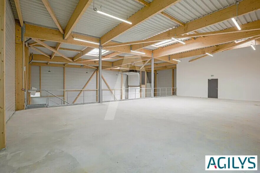 Local d’activités dans Chanteloup-en-Brie à louer - Photo de l’immeuble – Image 3 sur 5