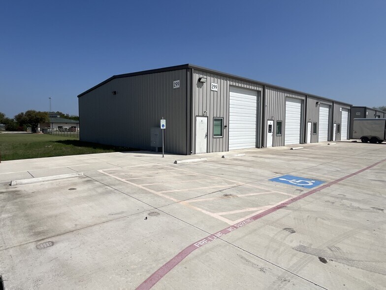 299 Navarro Dr, Seguin, TX à louer - Photo de l’immeuble – Image 1 sur 14