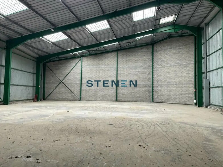 Local d’activités dans Bouc-Bel-Air à louer - Photo de l’immeuble – Image 2 sur 8