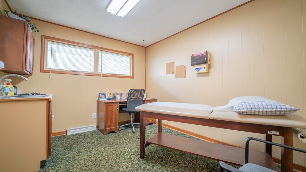 705 N Main St, Kouts, IN à vendre - Photo intérieure – Image 2 sur 12