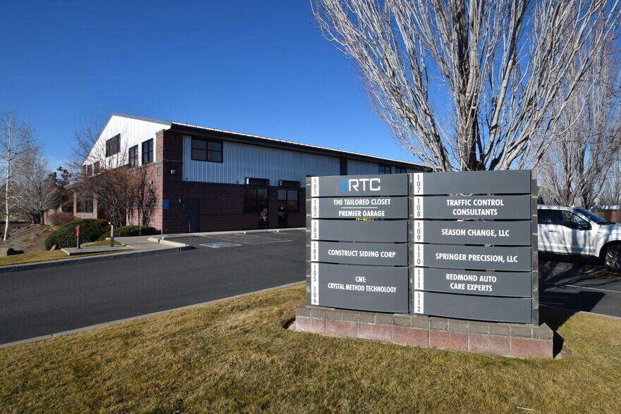 2121 SW Deerhound Ave, Redmond, OR à louer - Photo de l’immeuble – Image 2 sur 19