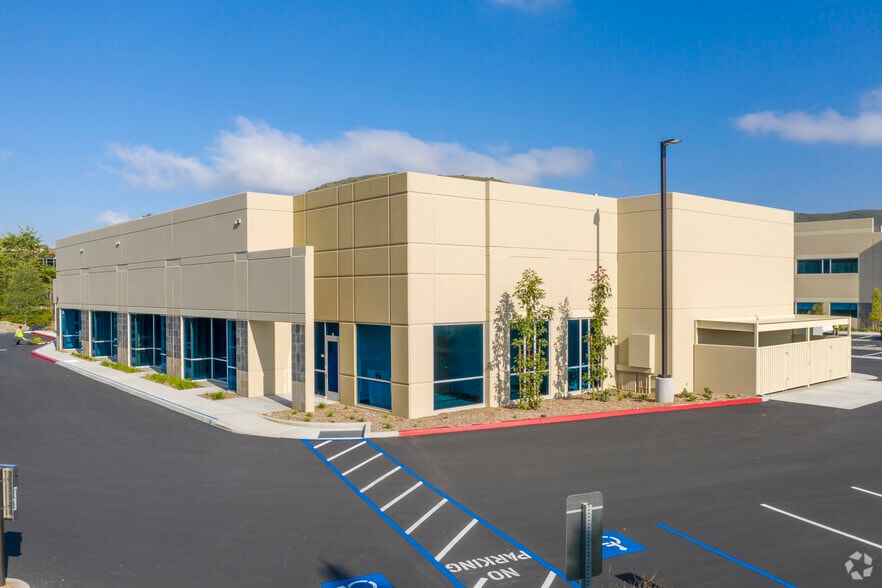 737 Windy Point Dr, San Marcos, CA à vendre - Photo principale – Image 1 sur 4