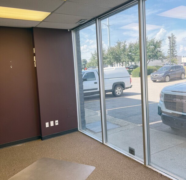 10472-17203 105 Av NW, Edmonton, AB à louer - Photo de l’immeuble – Image 3 sur 3