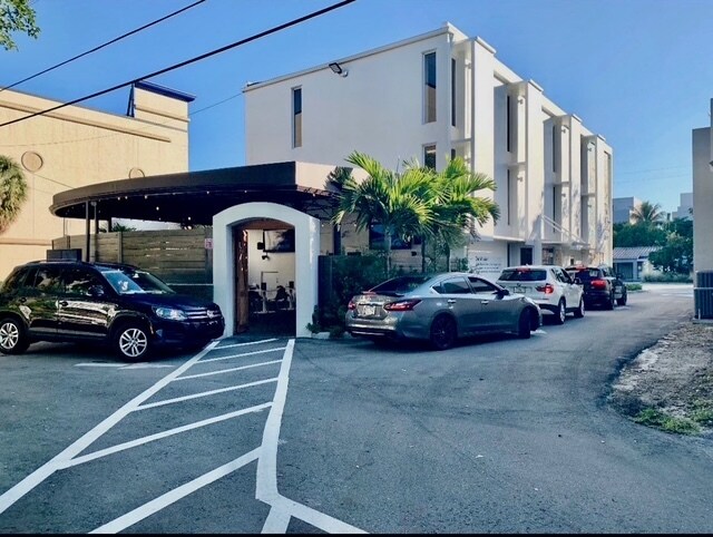 727 NE 3rd Ave, Fort Lauderdale, FL à louer Photo de l’immeuble– Image 1 sur 9