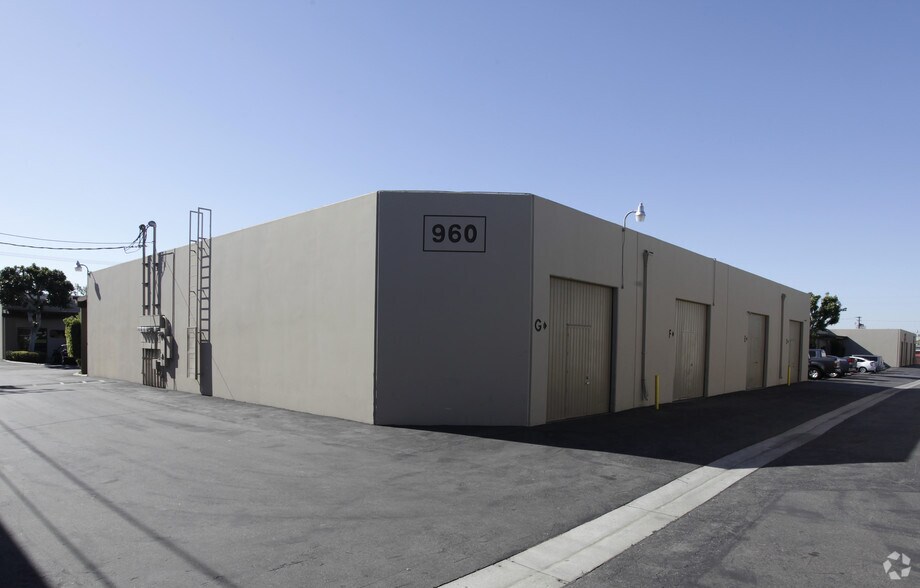 960 E Orangethorpe Ave, Anaheim, CA à louer - Photo de l’immeuble – Image 2 sur 5