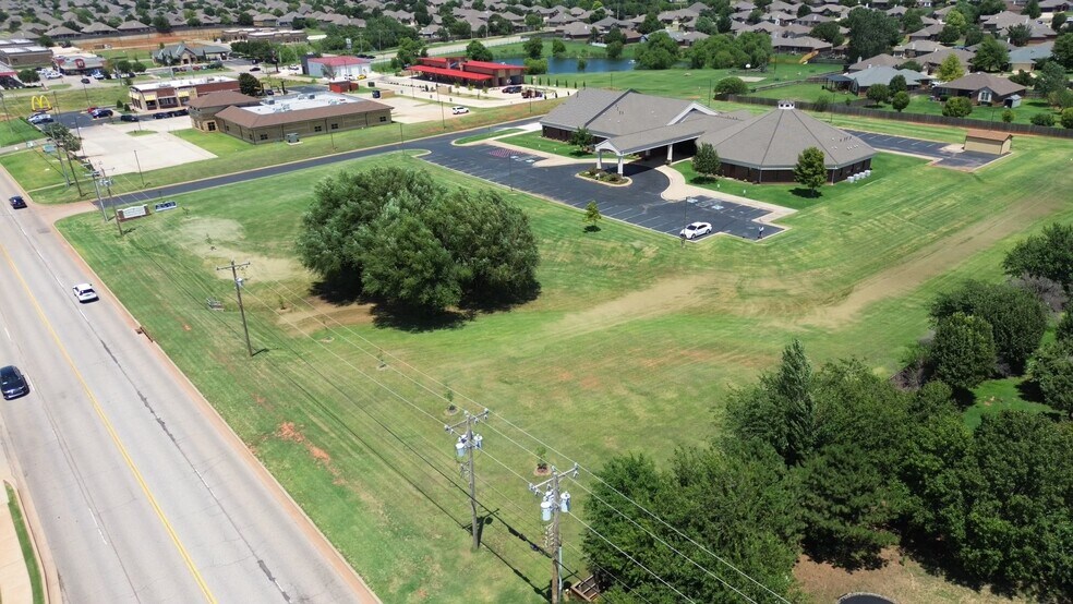 16300 N May Ave, Edmond, OK à vendre - Photo de l’immeuble – Image 1 sur 3
