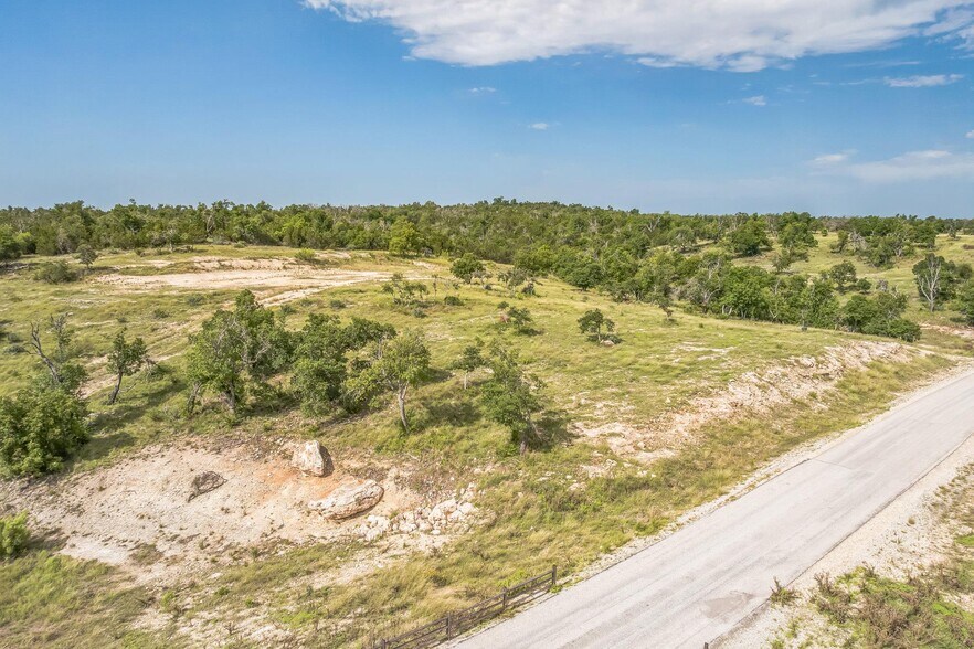 420 Canyons Dr, Fredericksburg, TX à vendre - Photo de l’immeuble – Image 2 sur 5