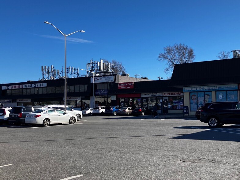 628-650 Wantagh Ave, Levittown, NY à louer - Photo de l’immeuble – Image 2 sur 12