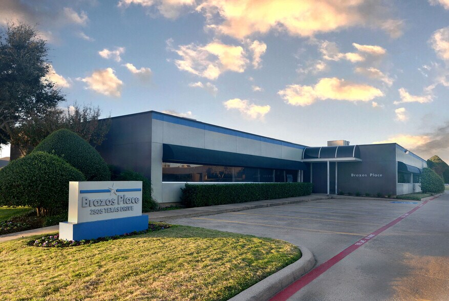2505 Texas Dr, Irving, TX à louer - Photo de l’immeuble – Image 2 sur 7