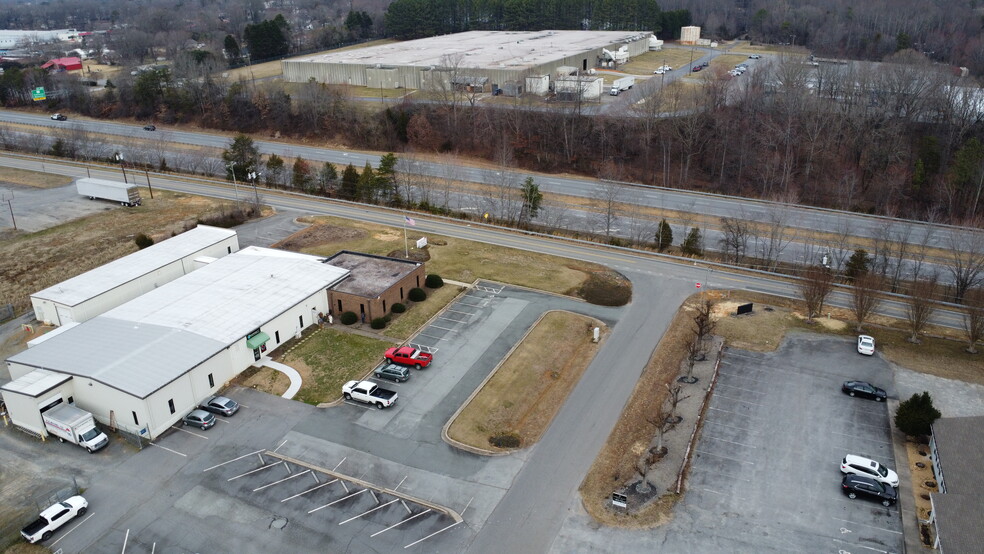250 Woodlyn Dr, Yadkinville, NC à louer - Photo de l’immeuble – Image 2 sur 3