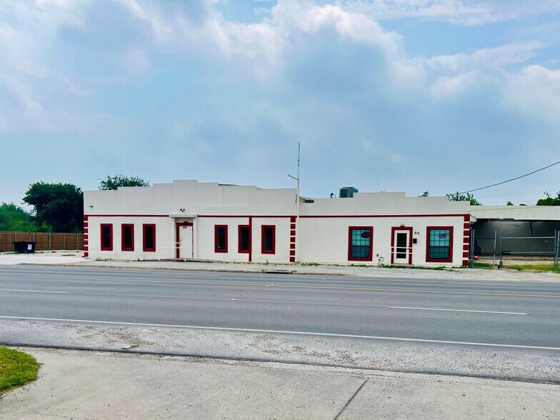 210 N Upshaw Blvd, Robstown, TX à louer - Photo de l’immeuble – Image 1 sur 9