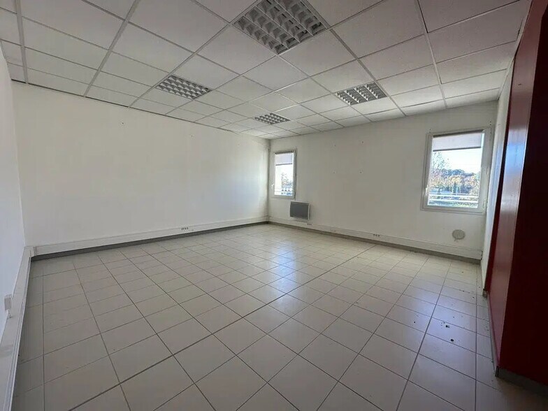 Bureau dans Venelles à louer - Photo de l’immeuble – Image 3 sur 9