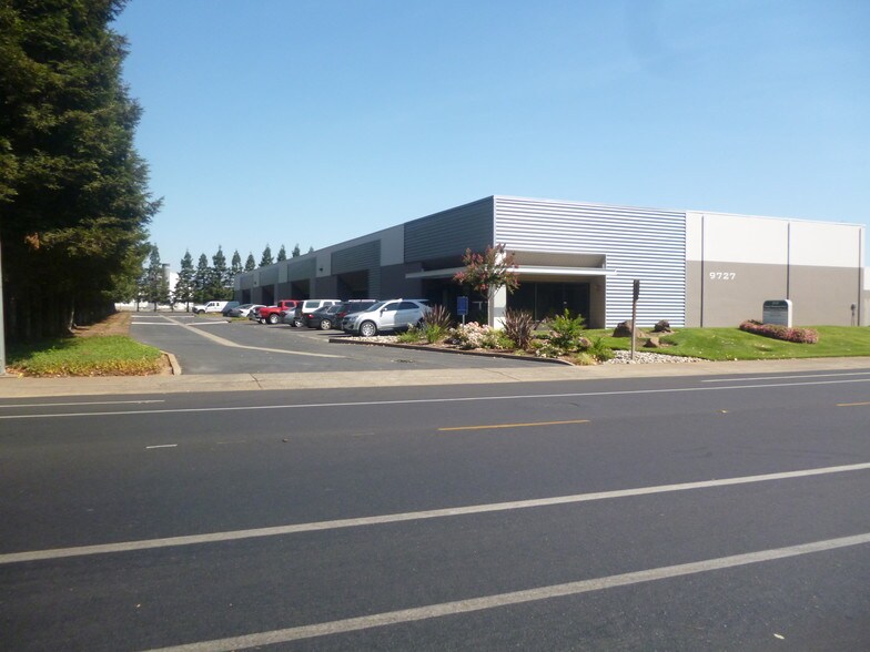 9727 Business Park Dr, Sacramento, CA à louer - Photo de l’immeuble – Image 3 sur 4
