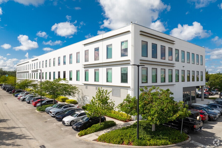 1695 NW 110th Ave, Miami, FL à louer - Photo principale – Image 1 sur 35