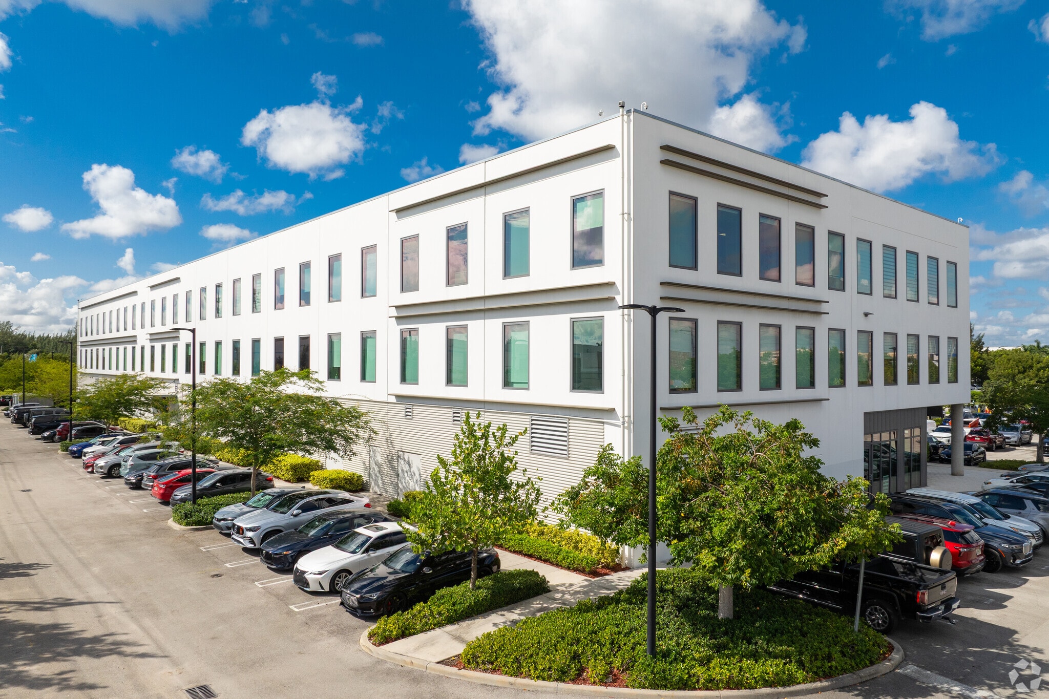 1695 NW 110th Ave, Miami, FL à louer Photo principale– Image 1 sur 36