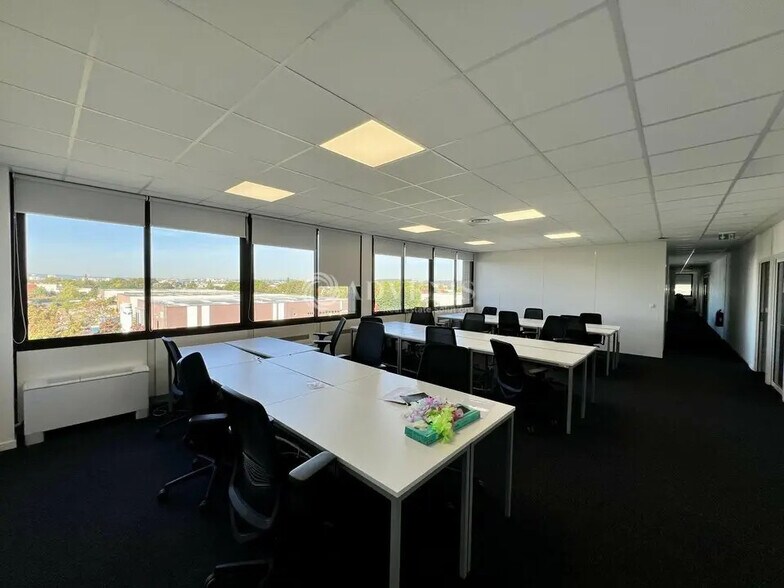 Bureau dans SAINT-OUEN-L'AUMONE à louer - Photo de l’immeuble – Image 3 sur 12