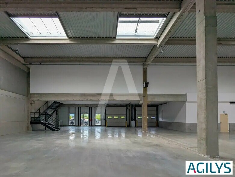 Local d’activités dans Élancourt à louer - Photo de l’immeuble – Image 3 sur 12