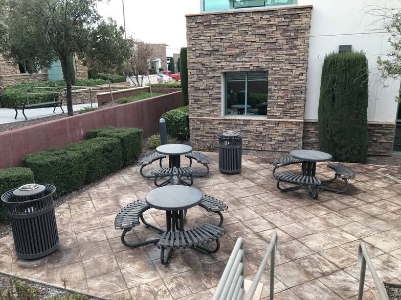 870 Seven Hills Dr, Henderson, NV à louer - Photo de l’immeuble – Image 3 sur 18