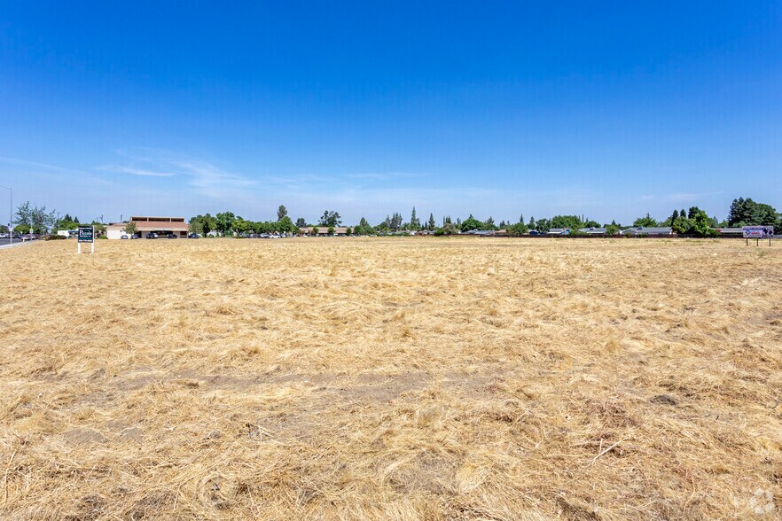 1859 Shaw Ave, Clovis, CA à vendre - Photo de l’immeuble – Image 3 sur 11