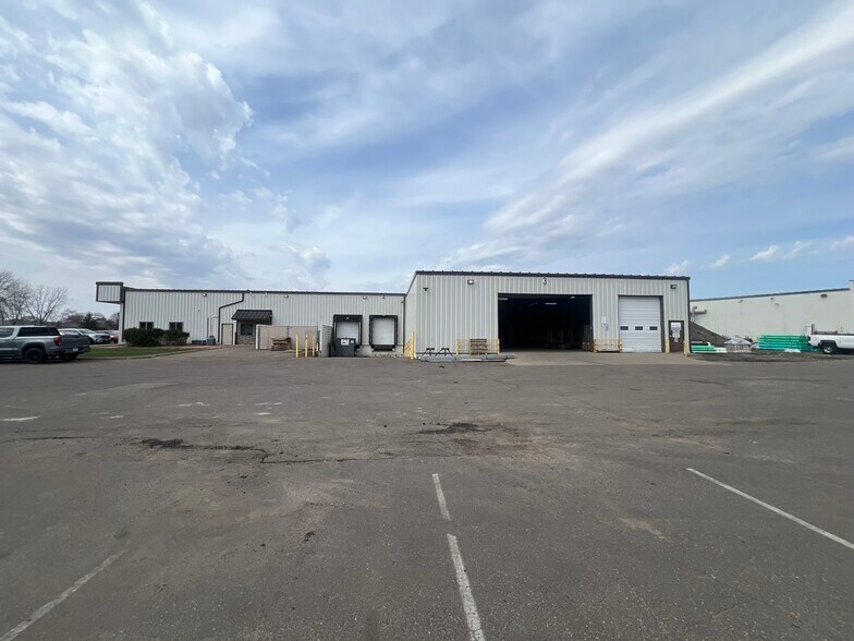 9355 Holly St NW, Coon Rapids, MN à louer - Photo de l’immeuble – Image 3 sur 4