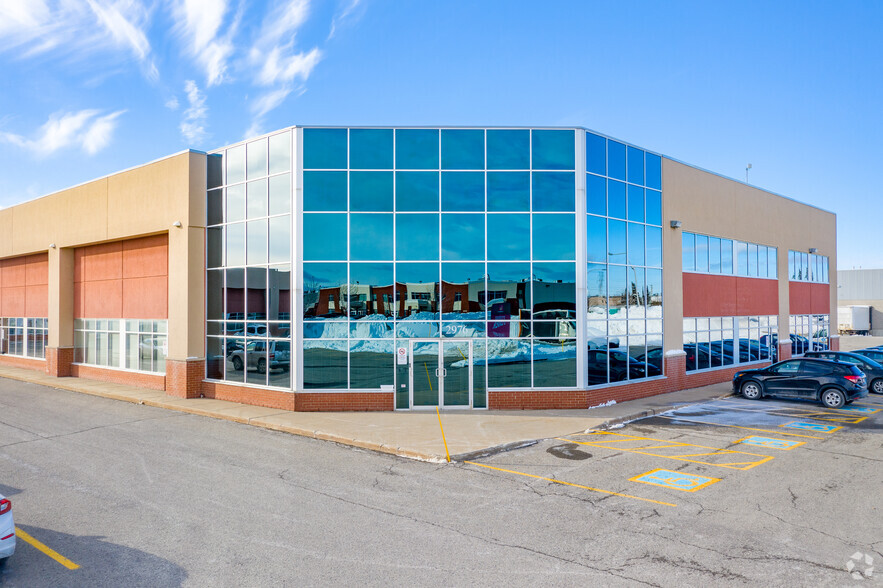 2900-2976 Rue Joseph-A.-Bombardier, Laval, QC à louer - Photo principale – Image 1 sur 4