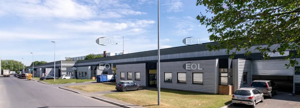 Local d’activités dans Le Bourget à louer - Photo de l’immeuble – Image 2 sur 3