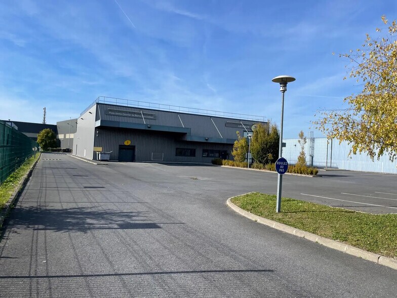 Local d’activités dans Reims à louer - Photo de l’immeuble – Image 1 sur 5