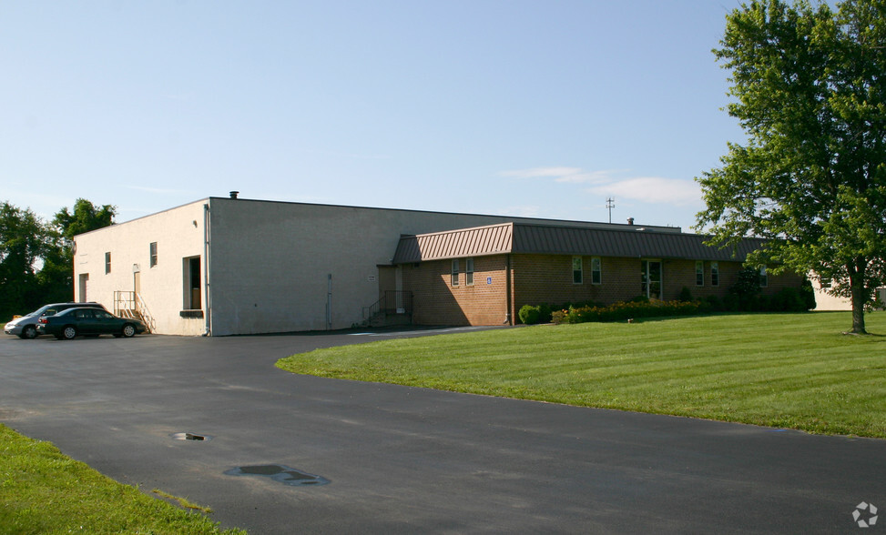 215 Railroad Dr, Warminster, PA à louer - Photo principale – Image 1 sur 1