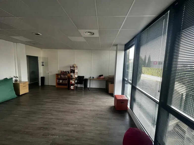 85 Rue Pierre Duhem, Aix-en-Provence à louer - Photo de l’immeuble – Image 3 sur 12