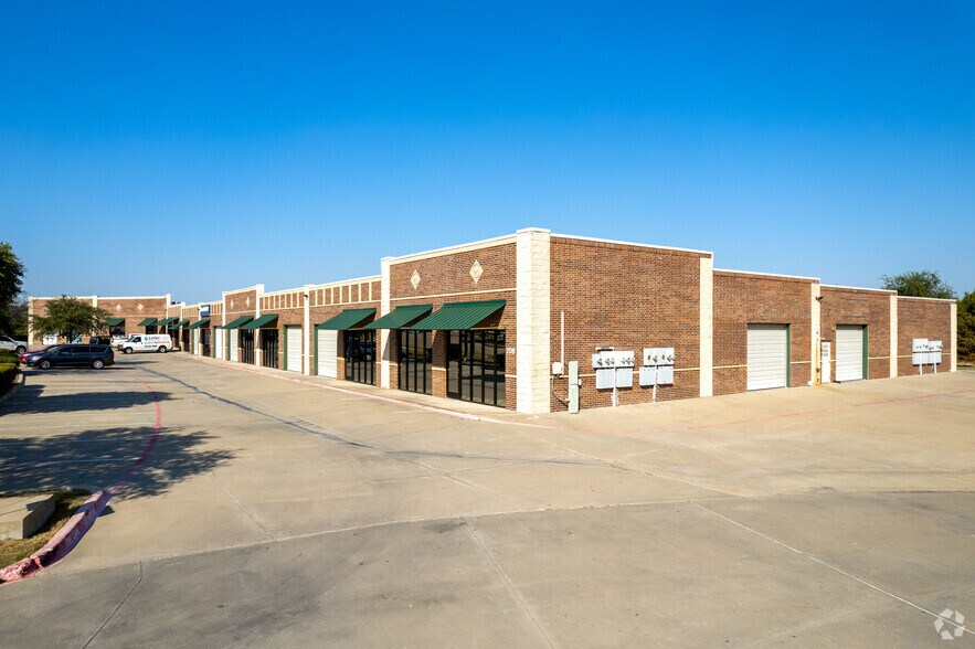 708 Valley Ridge Cir, Lewisville, TX à louer - Photo de l’immeuble – Image 2 sur 6