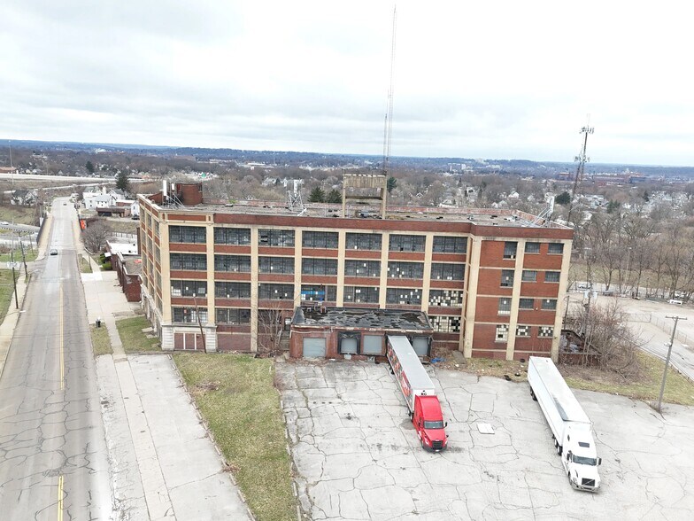 711 Johnston St, Akron, OH à vendre - Photo de l’immeuble – Image 3 sur 8