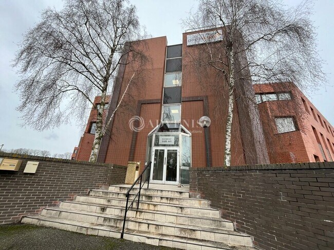 Plus de détails pour 6 Rue Jean Pierre Timbaud, Montigny-le-Bretonneux - Bureau à vendre