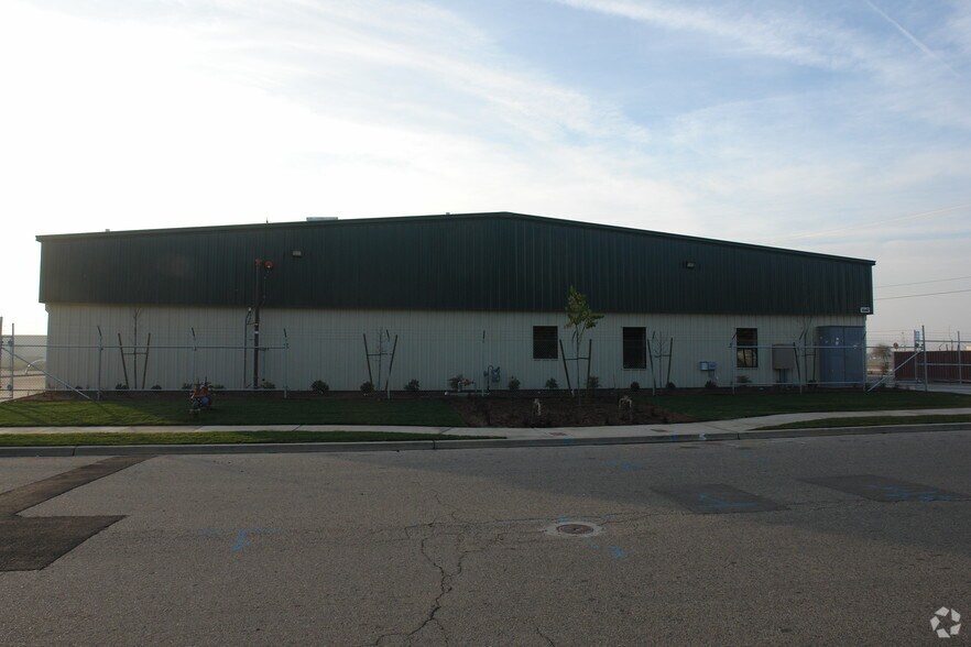 1347 N Century Ave, Visalia, CA à louer - Photo de l’immeuble – Image 3 sur 11