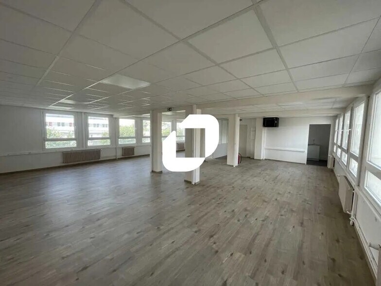 Bureau dans Ivry-sur-Seine à louer - Photo de l’immeuble – Image 1 sur 11