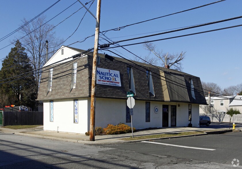 178 W Hoffman Ave, Lindenhurst, NY à louer - Photo principale – Image 1 sur 2