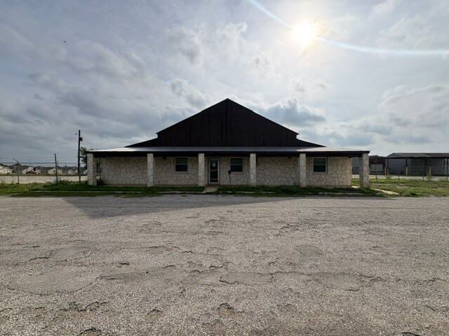1500 Simmons Ave, Jourdanton, TX à vendre - Photo de l’immeuble – Image 1 sur 47