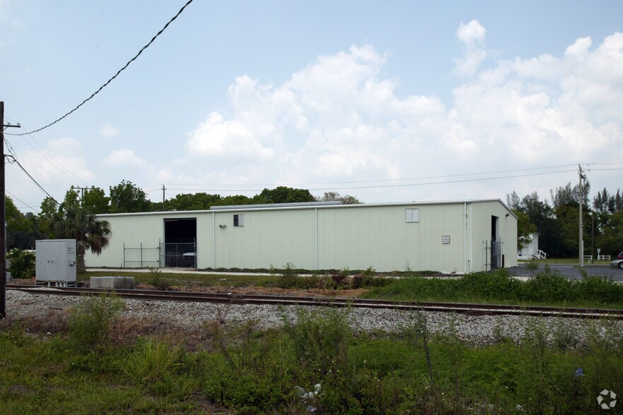 1585 Seaboard St, Fort Myers, FL à louer - Photo de l’immeuble – Image 3 sur 15