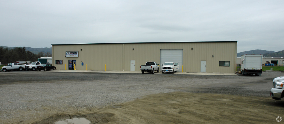 239 Industrial Dr, Roseburg, OR à louer - Photo de l’immeuble – Image 2 sur 9