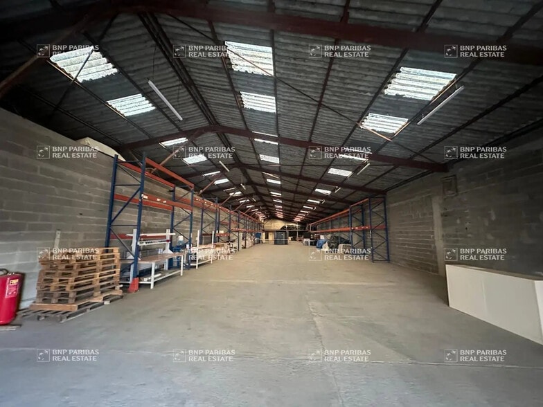 Local d’activités dans Esvres à louer - Photo de l’immeuble – Image 2 sur 6