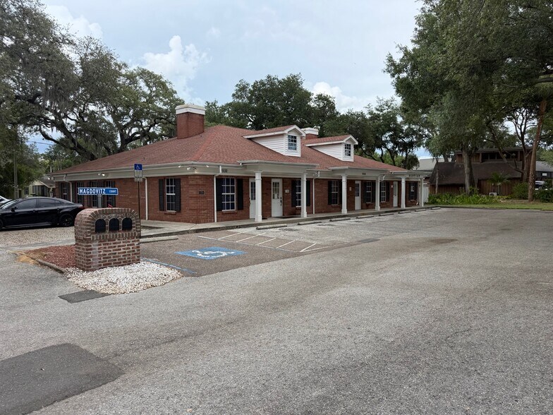 1532 Oakfield Dr, Brandon, FL à louer - Photo de l’immeuble – Image 2 sur 3