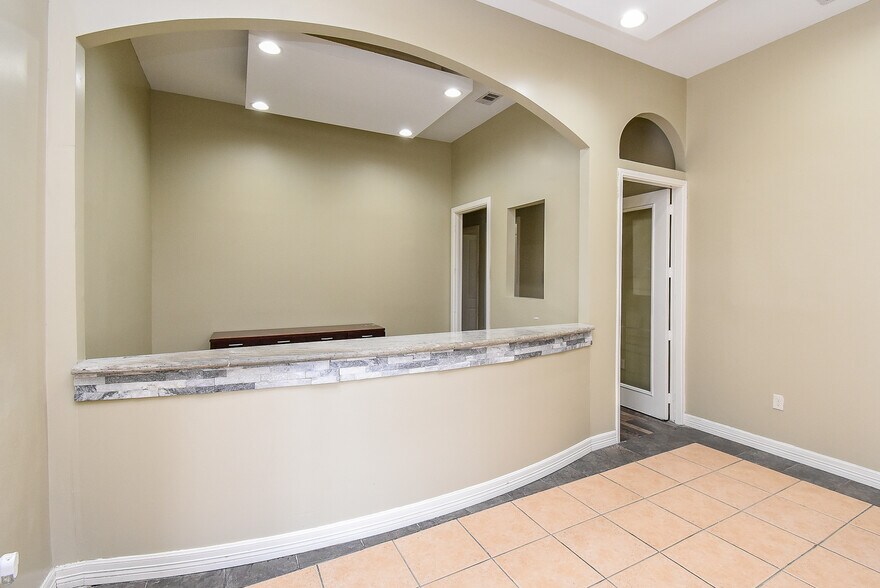 9527 Ponderosa Ln, Houston, TX à louer - Photo de l’immeuble – Image 3 sur 32