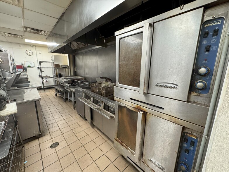 6390 E Riverside Blvd, Loves Park, IL à louer - Photo de l’immeuble – Image 2 sur 9