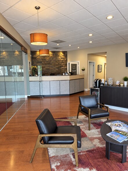 2117 Whitesburg Dr SE, Huntsville, AL à louer - Photo de l’immeuble – Image 2 sur 8