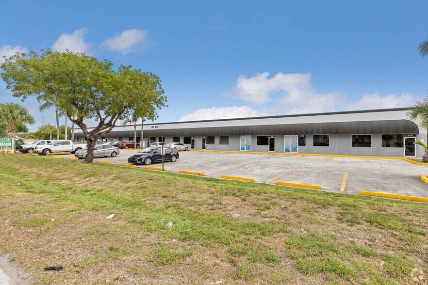 2211 2nd Ave N, Lake Worth, FL à louer - Photo de l’immeuble – Image 2 sur 10