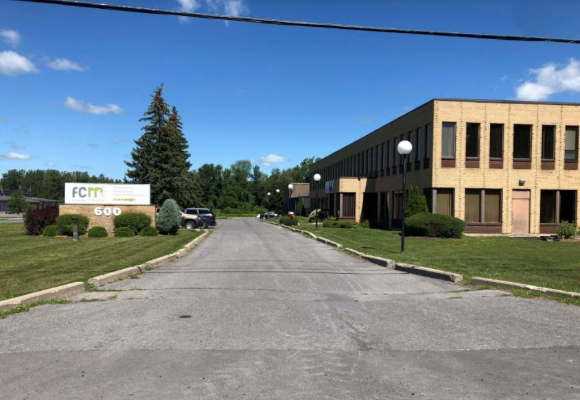 600 Campbell St, Cornwall, ON à louer - Photo de l’immeuble – Image 1 sur 1